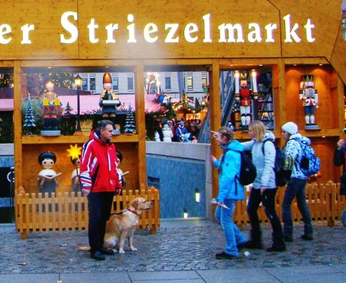 Hier steht Bobby mit seinem Herrchen vor dem Eingang des Dresdner Striezelmarktes: