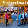 Hier steht Bobby mit seinem Herrchen vor dem Eingang des Dresdner Striezelmarktes: