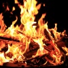 Gemütlich knistert hell das Feuer...